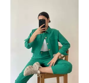 Модный стильный костюм на пуговицах с карманами зеленый