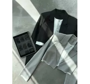 Стильный пиджак укороченный на подкладке с необработанными краями серый